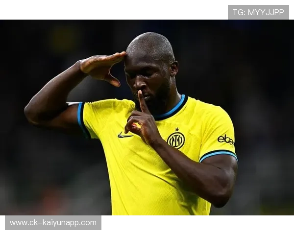 卢卡库强行摆脱后爆射，比利时禁区边缘威胁极高